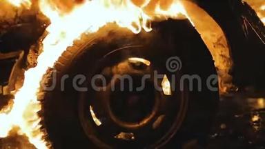 一个轮子晚上在车里燃烧，汽车轮胎燃烧，特写