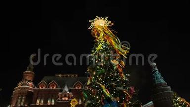装饰圣诞树，以纪念莫斯科红场附近的圣诞节. 彩色的美丽景色