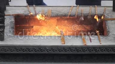 中国传统寺庙的慢火和香烟，祈祷者将烧香放入香炉，4K视频