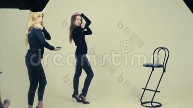 <strong>女模特</strong>在摄影棚摆姿势拍照，女教师训练模特慢动作