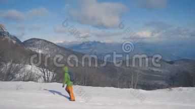女孩正走在白雪覆盖的森林里。 徒步旅行。 冬天的雪景。