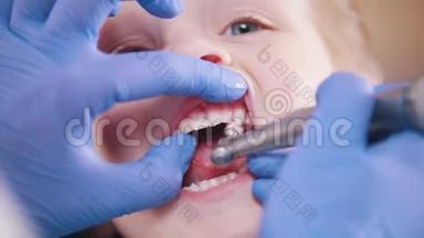 牙医。 女牙医抛光小<strong>宝宝</strong>的<strong>牙齿</strong>。 关门