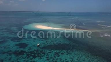 航空：一个小岛，一个失落的岛屿，美丽的蔚蓝的水，一个两人的岛屿，桑给巴尔，马尔代夫