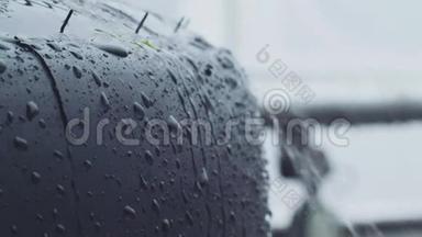 汽车轮胎上的雨滴