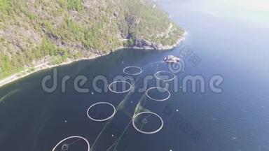 挪威<strong>养鱼</strong>场录像。 蓝色的大海和有植被的山脉。 空中射击。 上景。