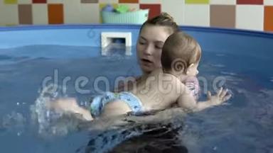 一个<strong>小孩子</strong>和教练在游泳池里洗澡