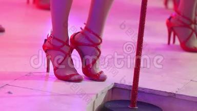 女乐队在<strong>舞台</strong>上表演，漂亮的女足穿着红色高跟鞋，看着女腿，看着