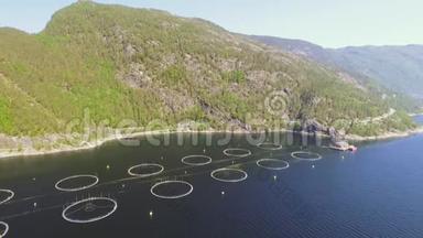 挪威养鱼场录像。 蓝色的大海和有植被的山脉。 空中射击。 上景。