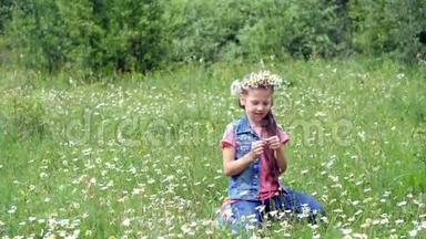 在一片洋甘菊的草坪上，一个戴着洋甘菊花圈的<strong>甜美女</strong>孩，看着雏菊，剪掉花瓣，嗅着花瓣，然后