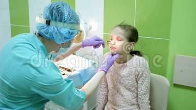 耳鼻喉科儿科医生检查儿童，医学中心耳鼻喉科医生，儿童手术，医生治疗