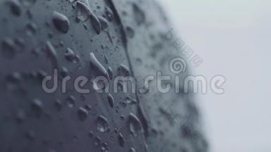 汽车轮胎上的雨滴