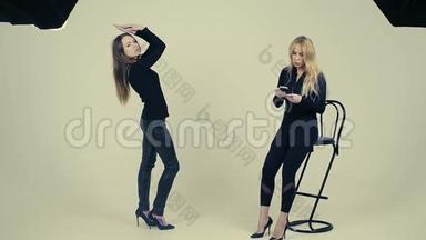 女模特在摄影棚摆姿势拍照，女教师训练模特慢动作
