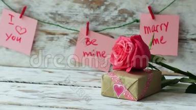 情人节礼物与粉红色玫瑰在木制背景的复古风格。 <strong>向左向</strong>右射击4公里