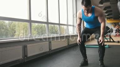 健美男子在健身房做热身运动