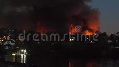 夜晚城市燃烧。 莫斯科的房子和商店正在燃烧。 俄罗斯的大火。 救援服务和