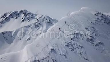 <strong>登山徒步登山</strong>探险空中飞行史诗山脉攀登成功美丽的山顶冬季