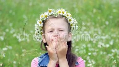 在一片洋甘菊的草坪上，一个戴着雏菊花圈的<strong>甜美女</strong>孩微笑着，双手贴在脸颊上