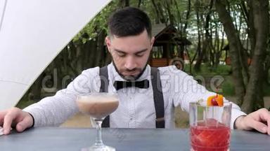 酒吧服务员的画像，酒吧服务员的特写，酒吧后面的酒保，酒吧服务员提交酒精，彩色冰镇饮料