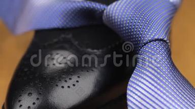 蓝色打结的领带系在一个黑人`鞋子上。