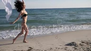 <strong>自由</strong>快乐的女人，穿着泳衣的快乐女孩，在沙滩和沙滩上<strong>奔跑</strong>，在热带地区进行夏季旅行