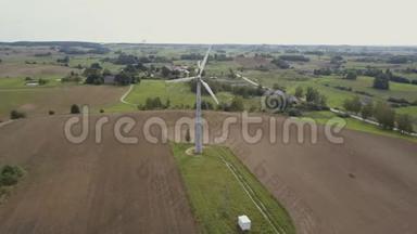 单风机旋转速度快的鸟瞰图.. 有农业田的夏季农村。