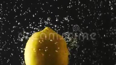 新鲜柠檬掉进水里，黑色背景上有气泡。 水中的新鲜浆果。 有机浆果，水果