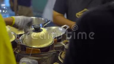 在泰国的一个夜市上烹饪异国情调的泰国煎饼的过程。 泰国菜的概念。 亚洲粮食概念
