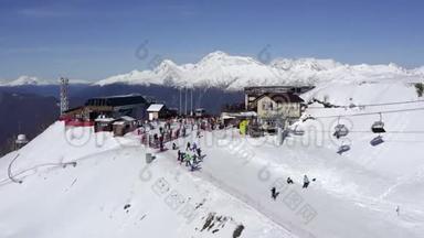 山地鸟瞰的冬季度假胜地.. 雪板滑雪板在雪坡上