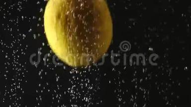 新鲜柠檬<strong>掉</strong>进<strong>水</strong>里，黑色背景上有气泡。 <strong>水</strong>中的新鲜浆果。 有机浆果，<strong><strong>水</strong>果</strong>