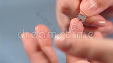 糖尿病患者手指和试纸的伤口