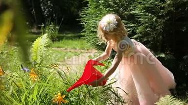 小女孩在花园里用水缸浇花