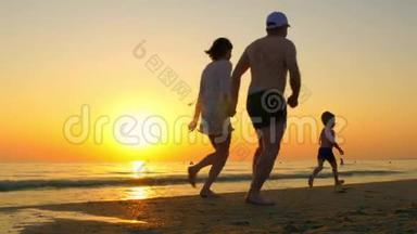 幸福的<strong>一家人</strong>在夕阳下沿着<strong>海边</strong>奔跑。
