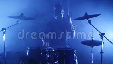 音乐会摇滚乐队在舞台上表演，鼓手戴面具。 音乐视频朋克，重金属或摇滚团体。