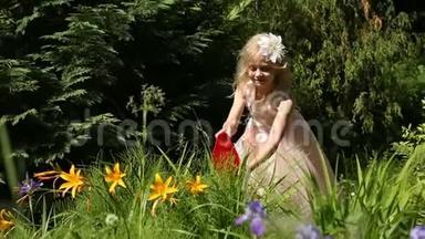 小女孩在花园里用<strong>水缸</strong>浇花