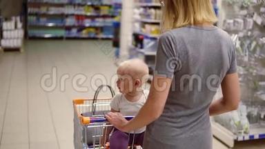 一位年轻的母亲带着她的小宝宝坐在超市的<strong>购物车</strong>里，推着<strong>购物车</strong>向前走，选择