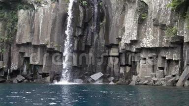 韩国济州岛Cheonjeyeon瀑布的电影。 循环录像