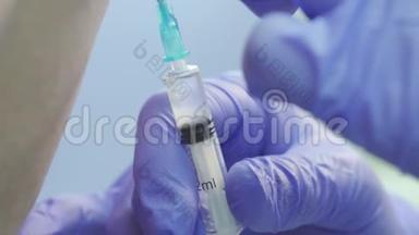 女护士在诊所用注射器给病人注射。