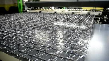 机织线床垫在工厂生产..