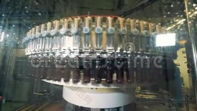 工厂机器装满啤酒瓶，关闭。