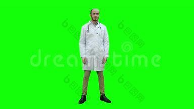 严肃的医务工作者站在绿色屏幕上，把手臂折叠在胸前，Chroma键。