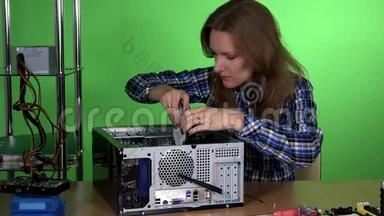 年轻的维修工在维修中心将硬盘安装到台式电脑机箱中