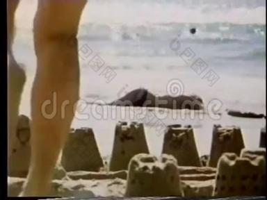 一个死女人被冲到海滩上