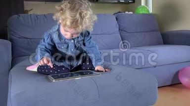 沙发上的平板电脑小可爱小孩手指触摸屏