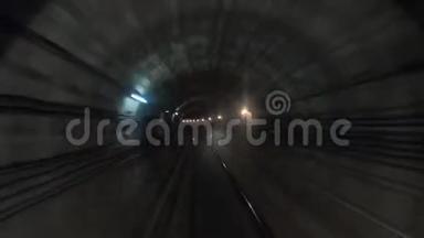 地铁列车在隧道处运行的时间间隔。在现代城市的隧道中行驶的高速地下列车。点