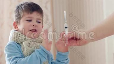 孩子害怕打针，小男孩生病了，手里拿着注射器，抗议护理，<strong>医疗器械</strong>
