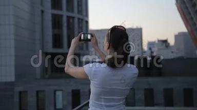 女商人用智能手机制作城市全景视频照片。