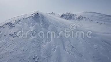 登山徒步登山探险空中飞行史诗山脉攀登成功美丽的山顶冬季