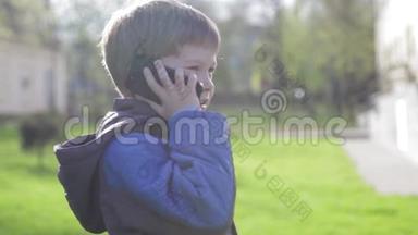 公园里的男孩在打电话，打电话