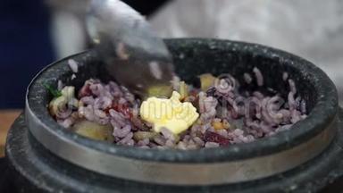 吃传统的韩国菜阳汤。 亚洲正宗美食