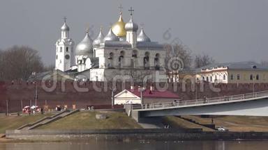 <strong>圣索菲亚</strong>的钟楼和圆顶，四月天。 俄罗斯新哥罗德的克里姆林宫
